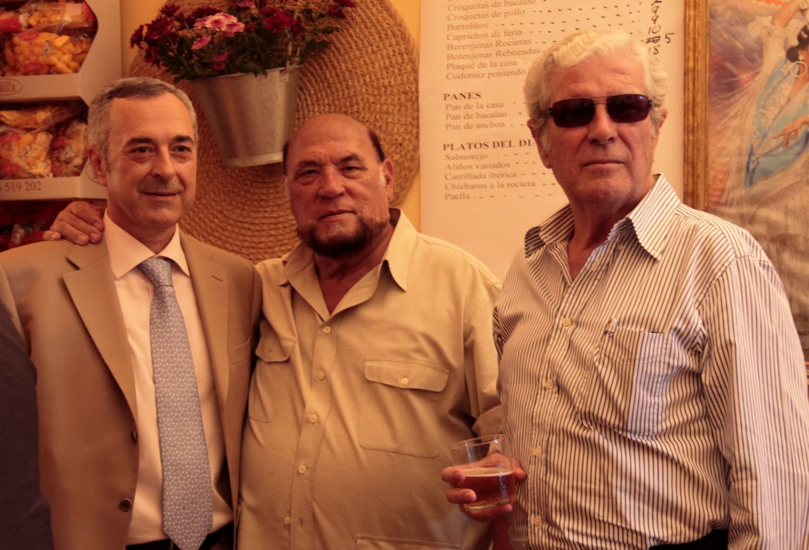 Manuel Melado y Ángel Vela, con Eligio González (izquierda), de Mariscos González, en una imagen de la Feria.