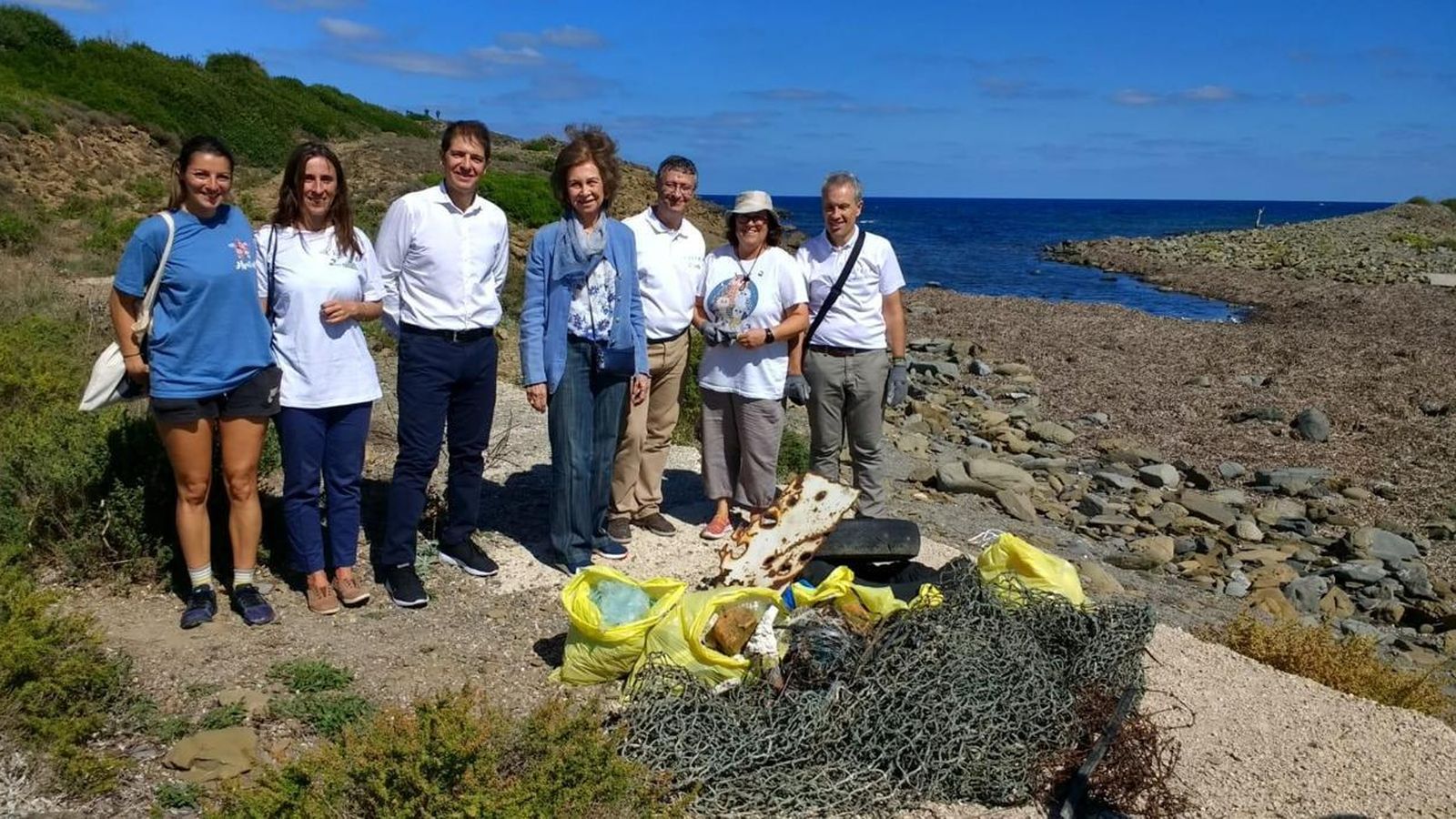Doña Sofía con varios voluntarios en Cala Teulera