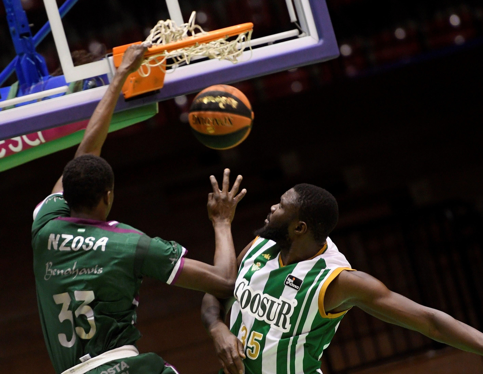 Nzosa realiza un mate ante Ndoye.