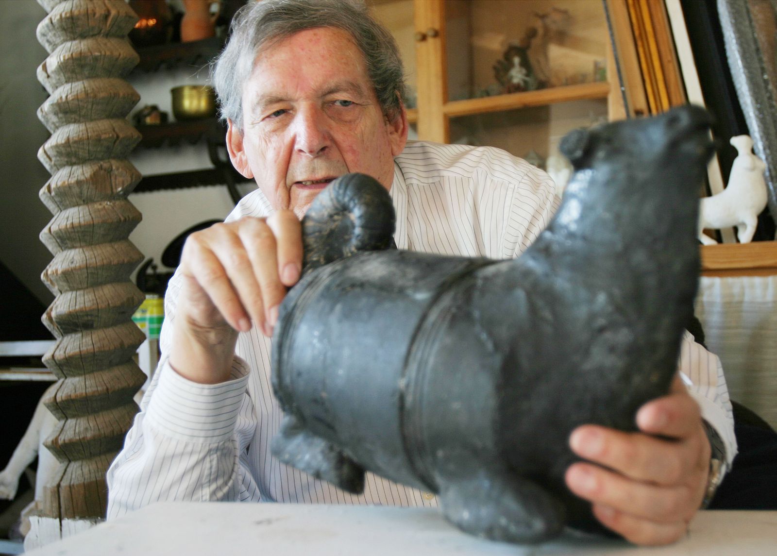 Stefan von Reiswitz, con una escultura, en una imagen de 2004.