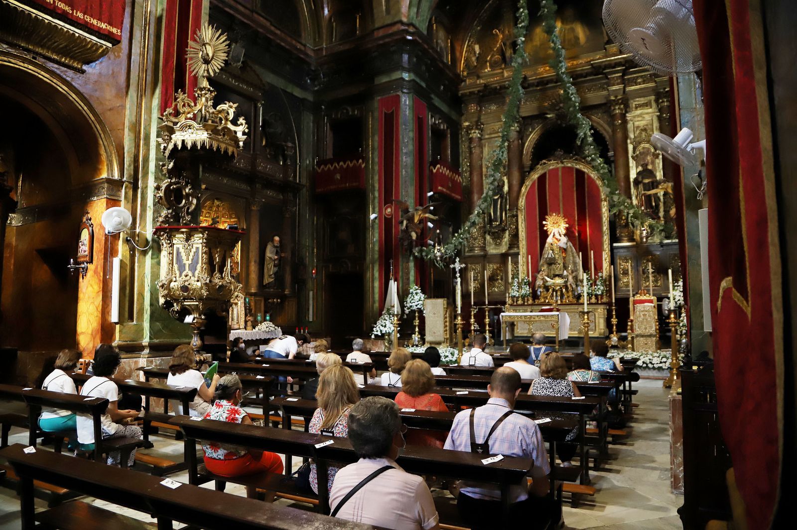 Basílica del Carmen con devotos celebrando la novena.