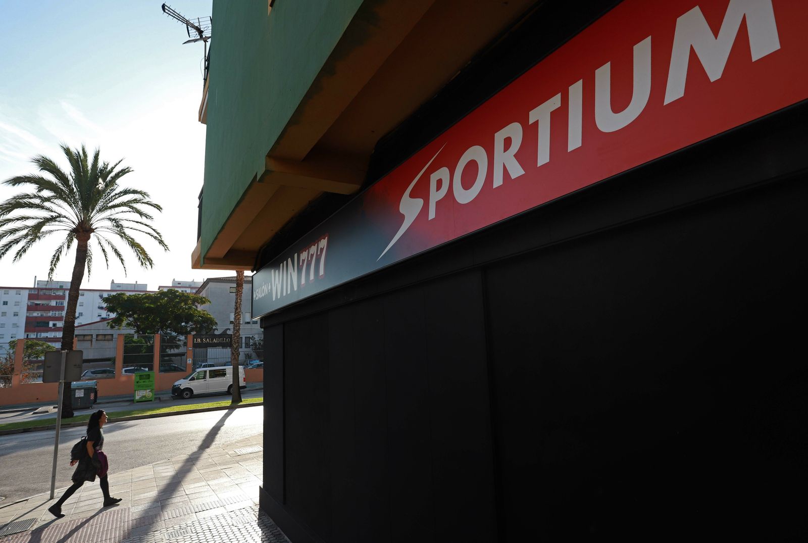 El nuevo negocio de apuestas con el instituto Saladillo al fondo, en Algeciras.