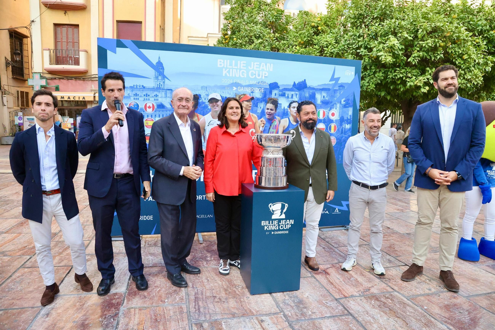 El alcalde De la Torre se anima a jugar con Conchita Martínez en la presentación de la BJKC