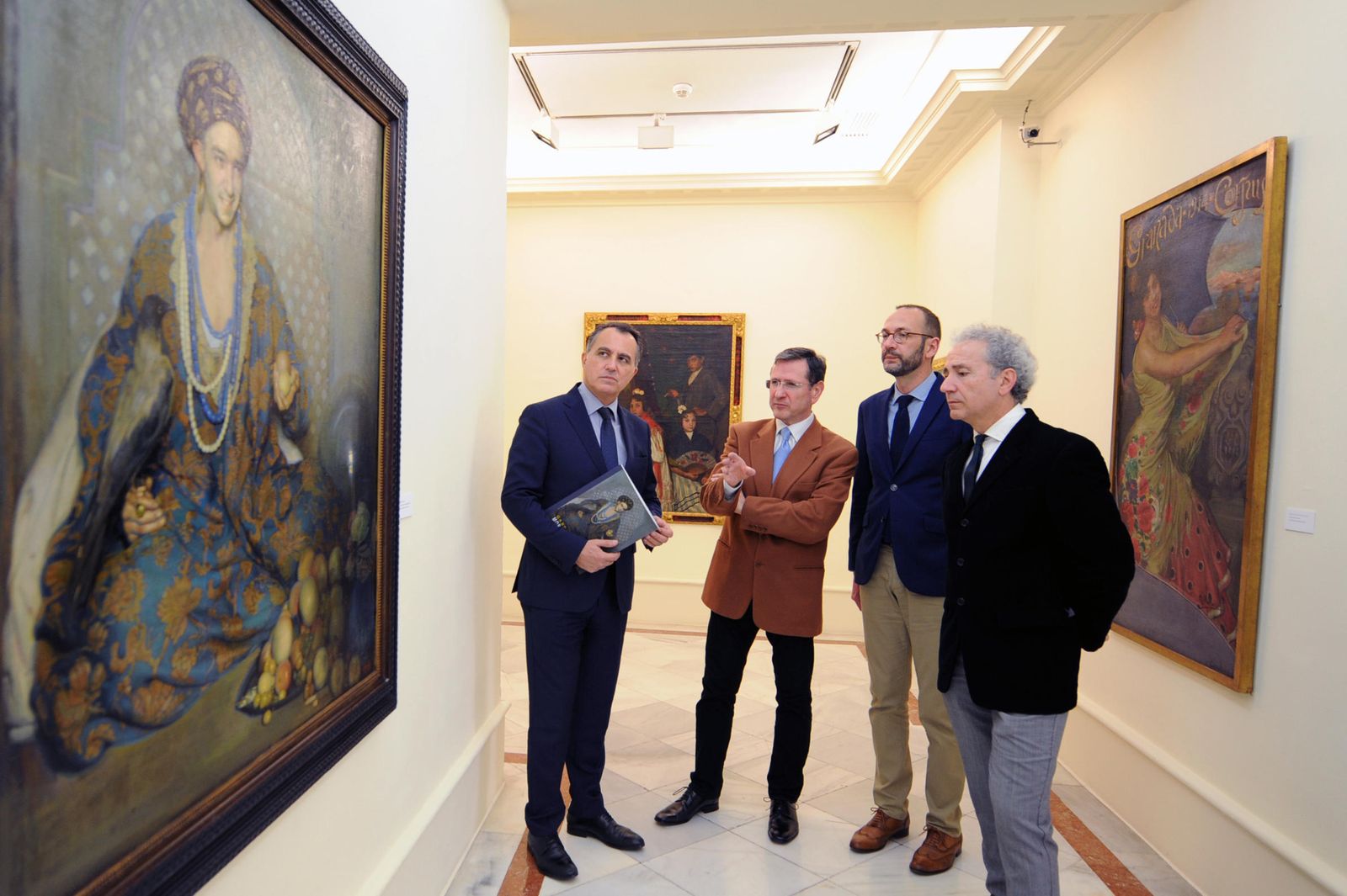 La sala muestra una selección de obras del pintor granadino.