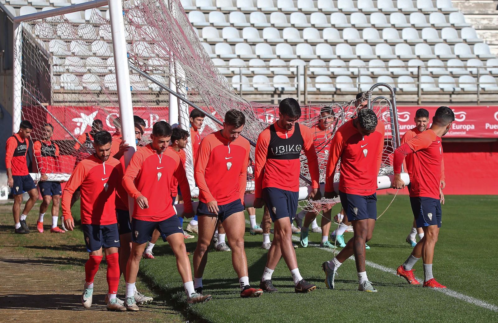 Jugadores del Algeciras cargan con una portería.