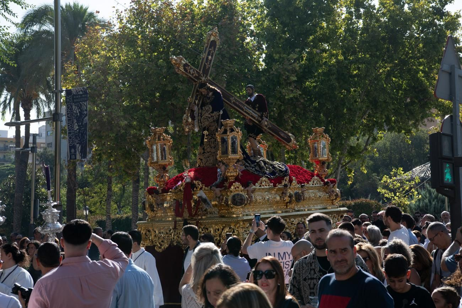El pueblo de Jaén abraza con solemnidad a El Abuelo en la Magna, en imágenes