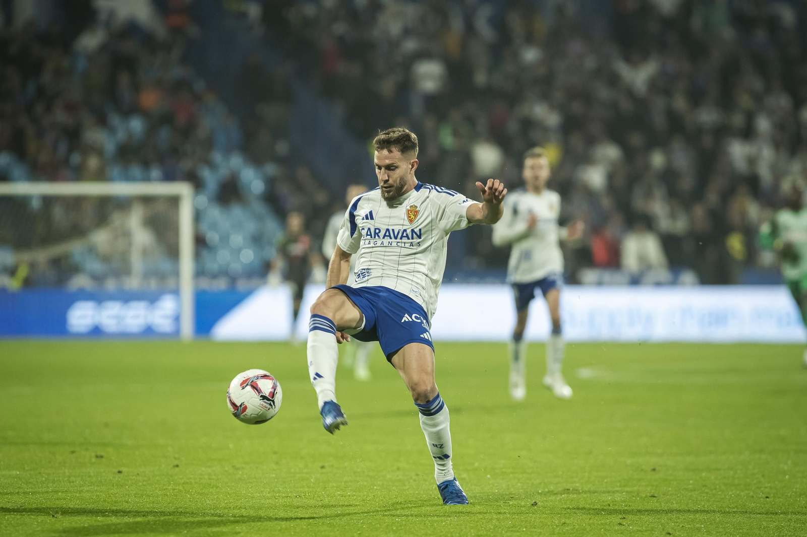 Calero golpea con el empeine en el partido de la primera vuelta.