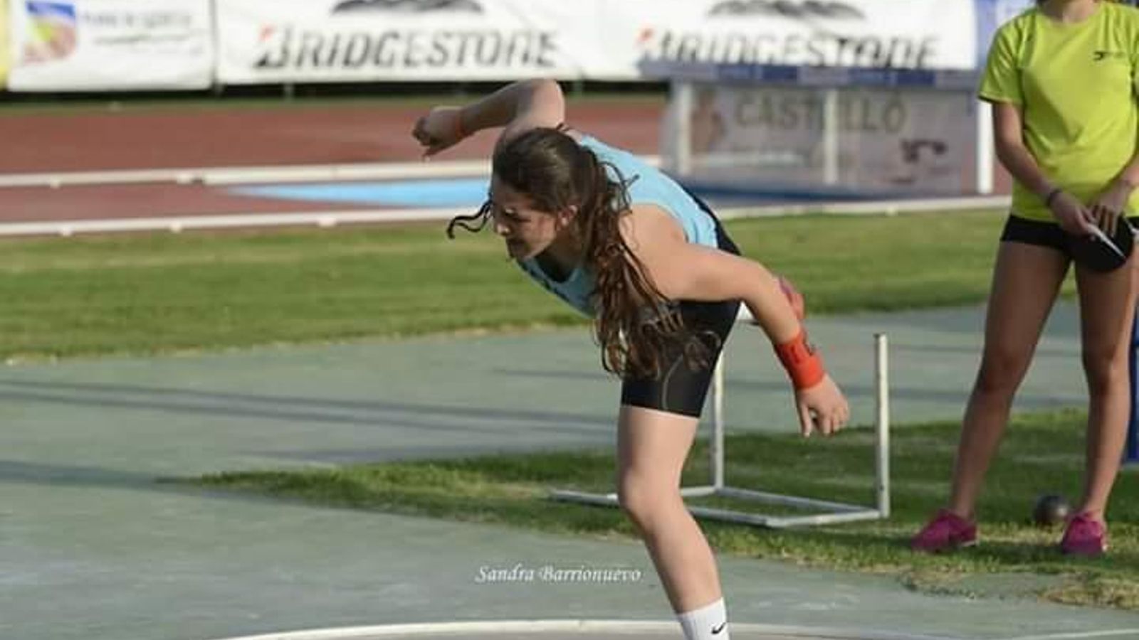 Cristina, en pleno lanzamiento.