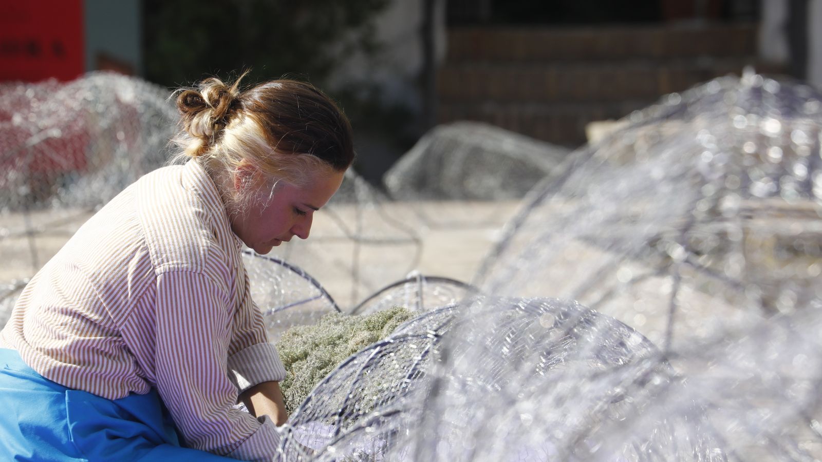 Sara Iruarte prepara su montaje en el Palacio de Viana.