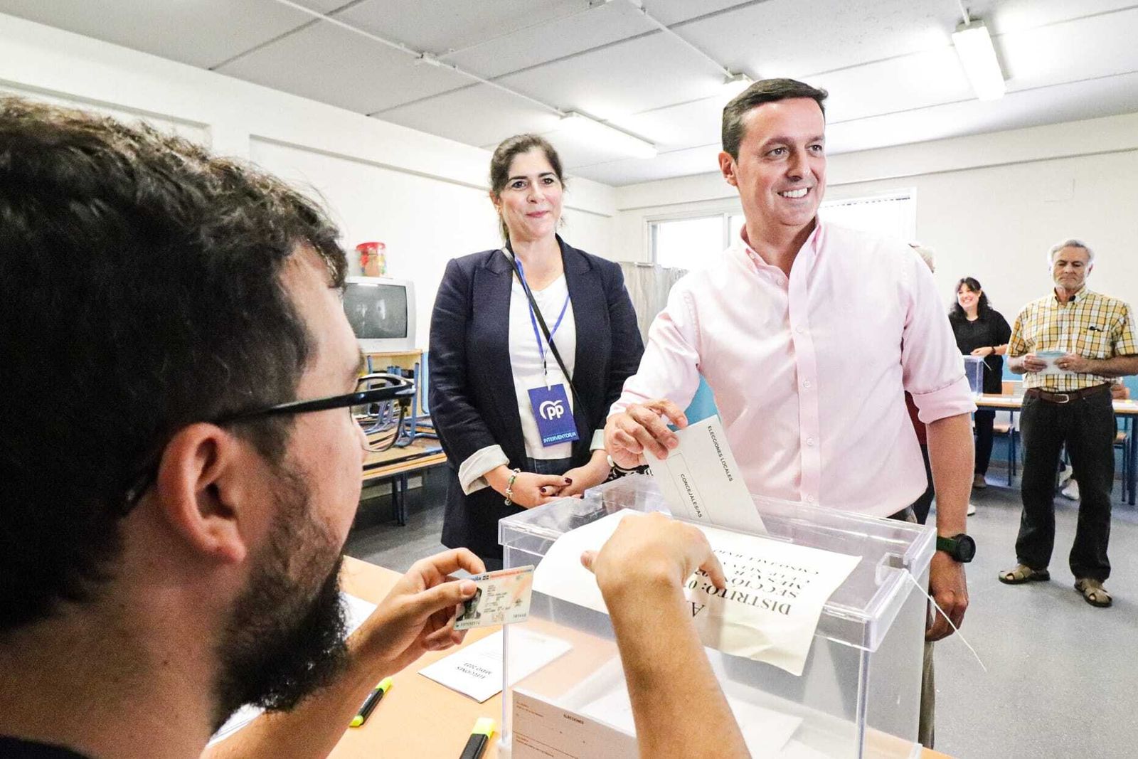 Javier A. García votando.