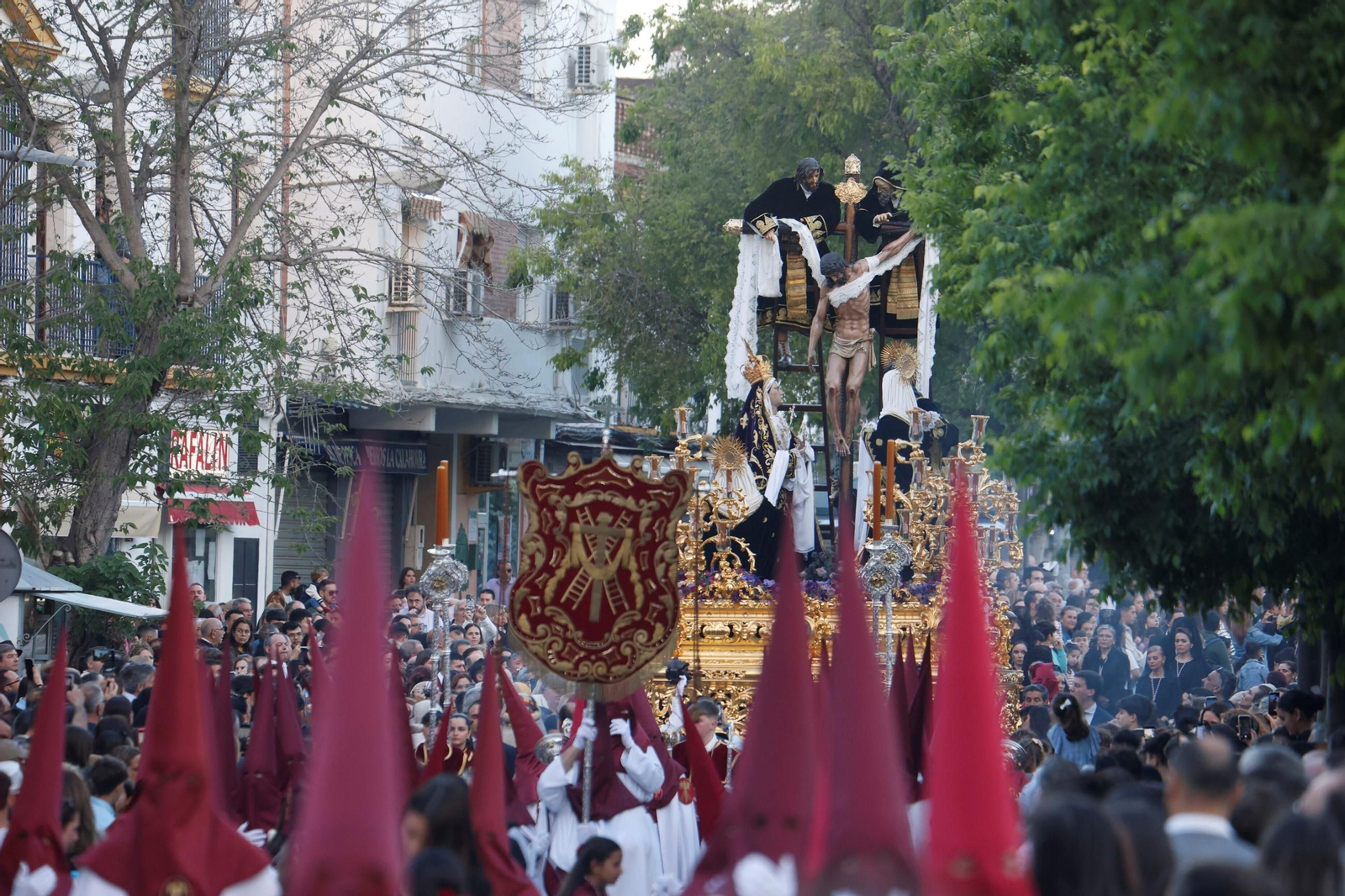 La procesión del Descendimiento en este Viernes Santo de Córdoba, en imágenes