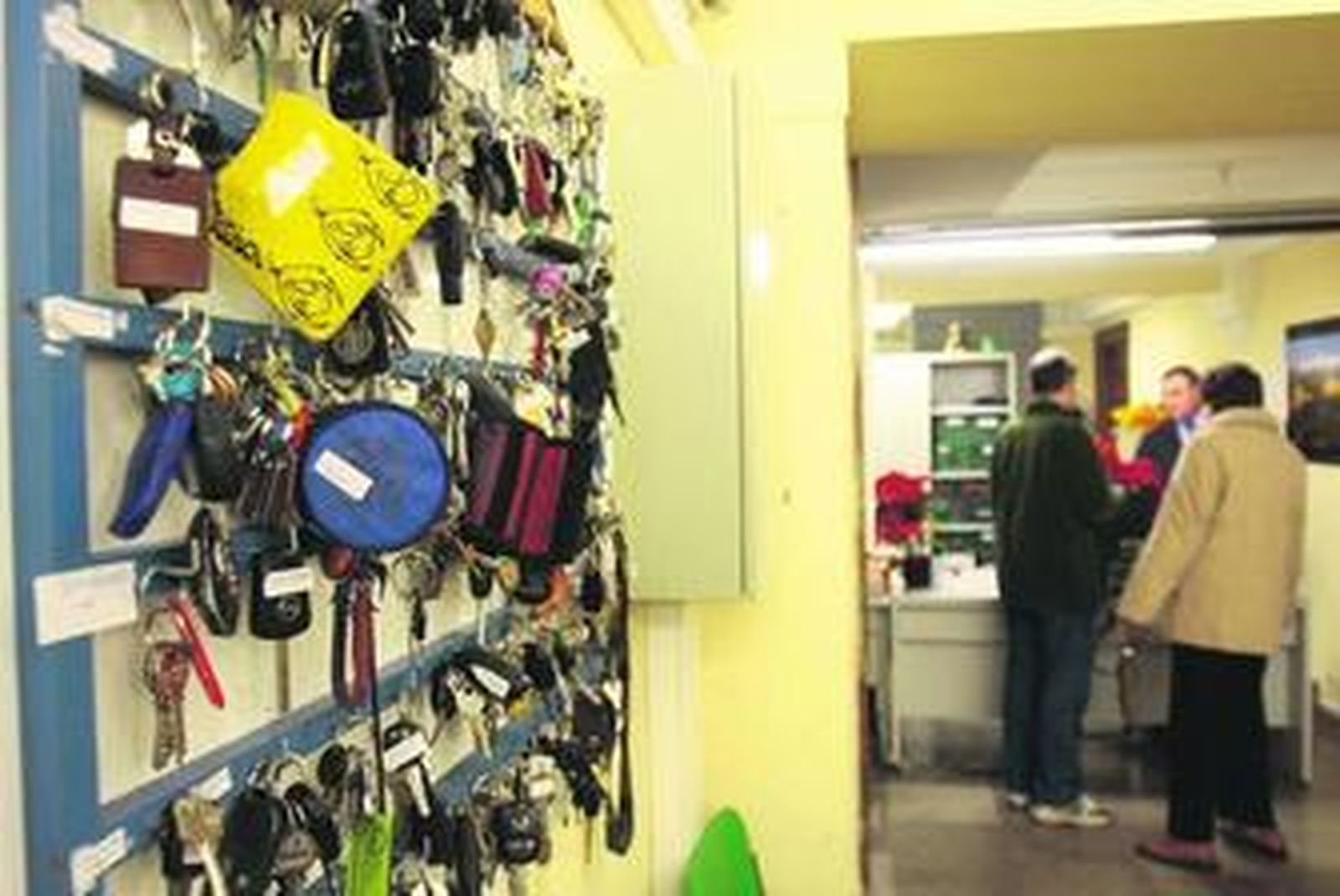 Clasificación de llaves en la oficina de objetos perdidos.