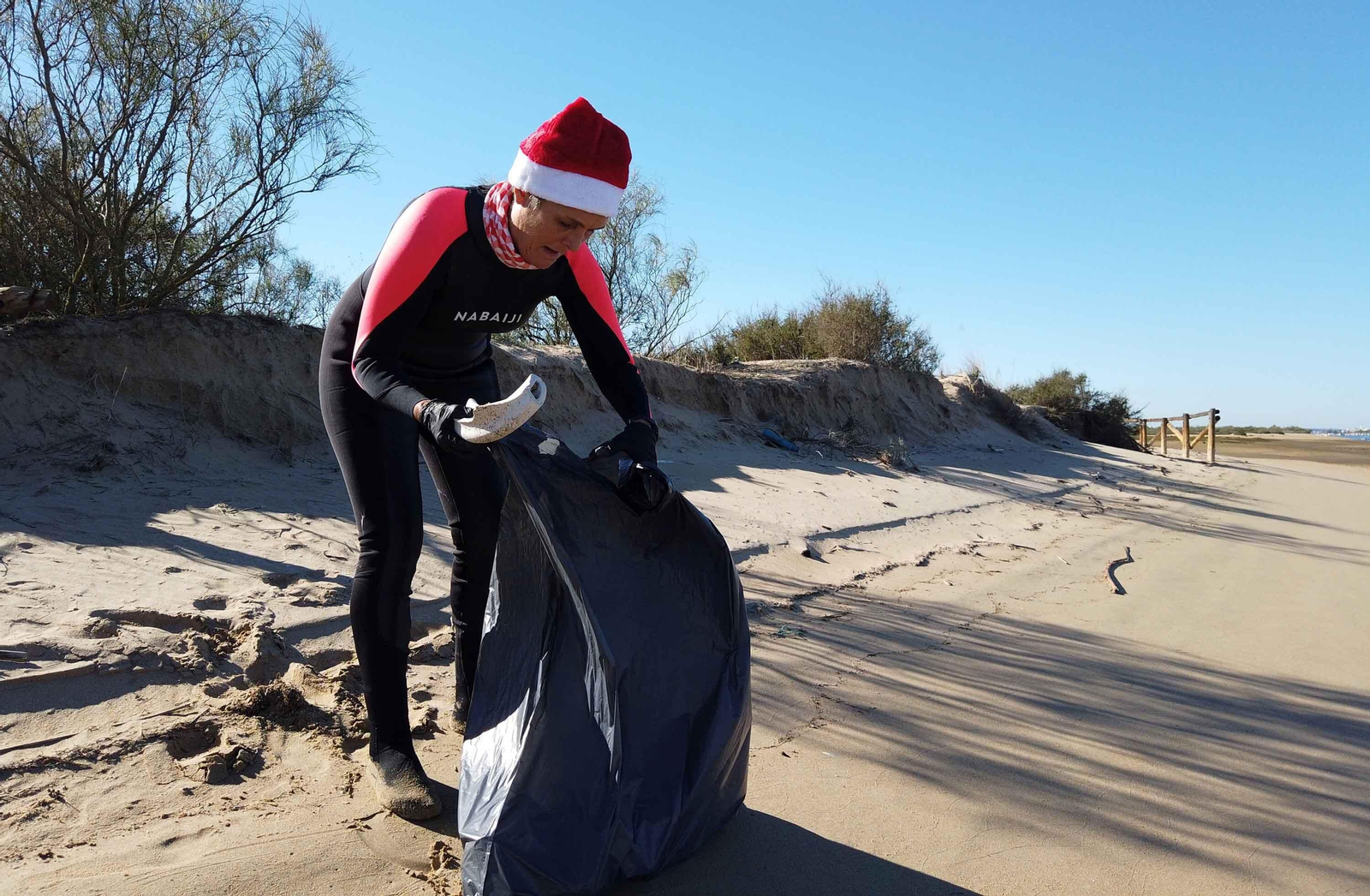 Las mejores imágenes de los Papás Noel que ha cruzado el río Piedras en paddle surf