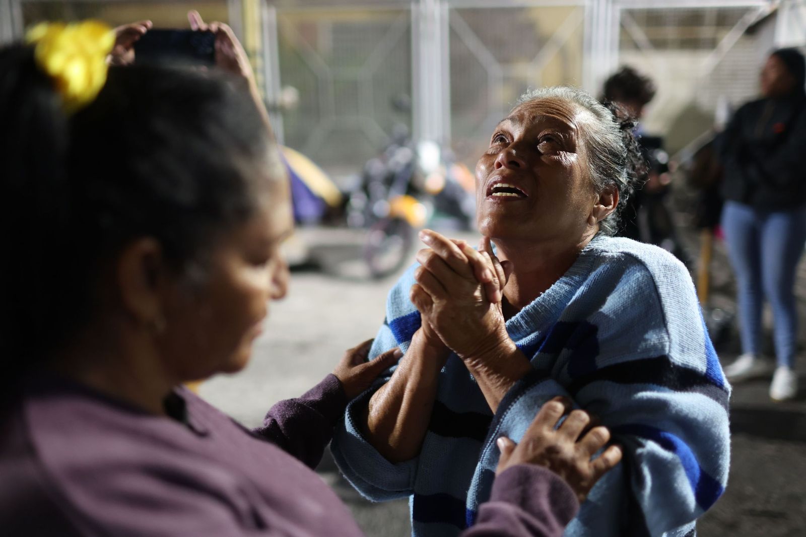 Una mujer reacciona al conocer la aprobación de la ley de amnistía para presos políticos frente al comando de la Policía Nacional Bolivariana en Caracas.