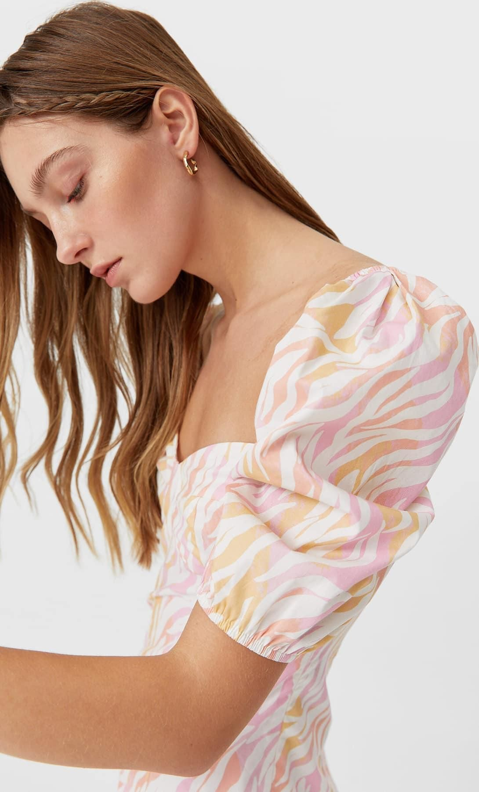 Vestido midi de popelín de Stradivarius.