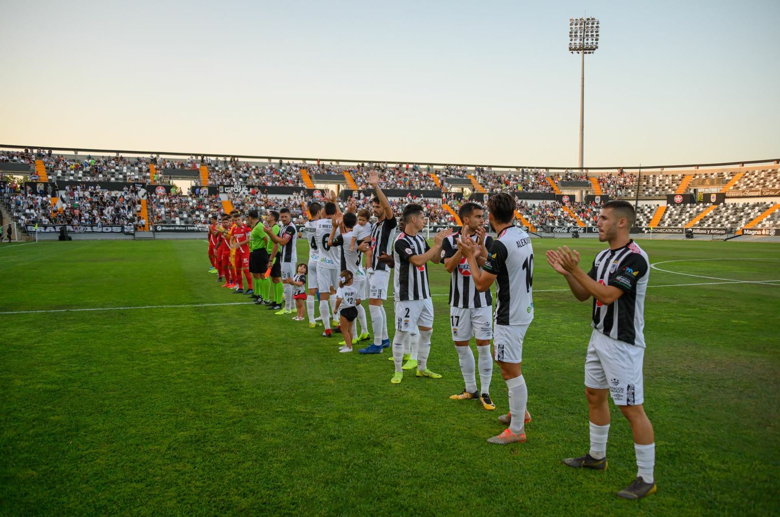 Los jugadores del Badajoz saludan en su primer partido en casa de la temporada.