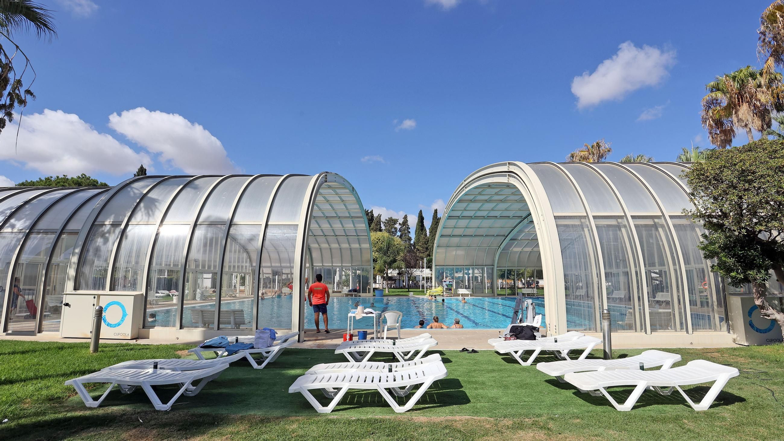 Imágenes de la piscina climatizada del Club Nazaret