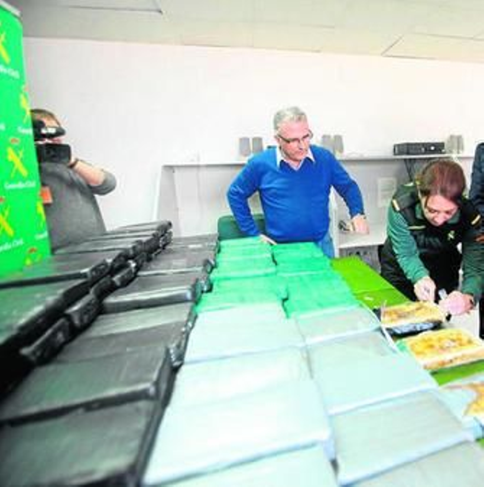 Imagen de las 307 tabletas con cocaína intervenidas en el Cortijo Real, ayer en la comandancia.