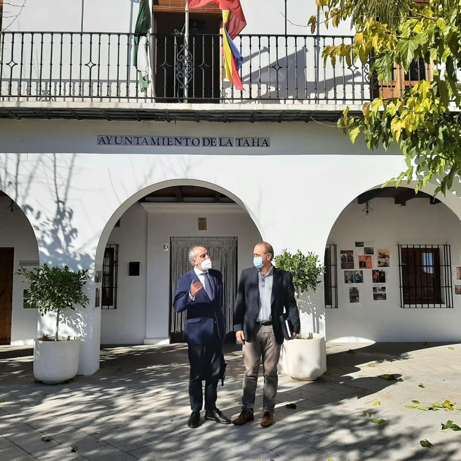 Enrique Barchino y Marcelo Avilés salen del Ayuntamiento de La Taha, en Pitres