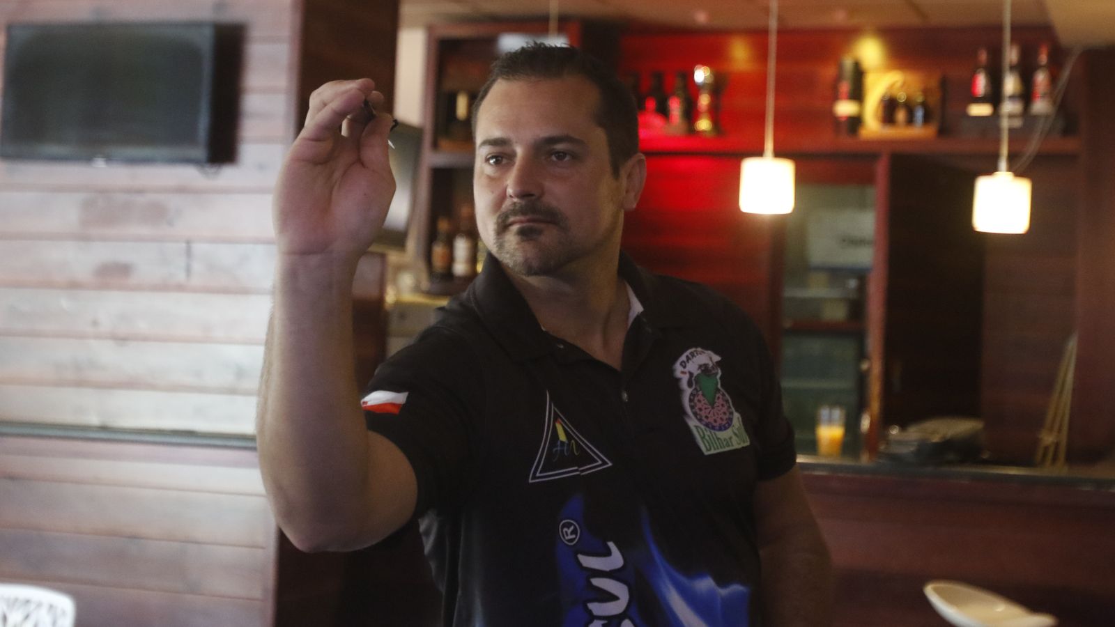 Carlos Recio apunta con un dardo sobre una de las dianas de Open Café.