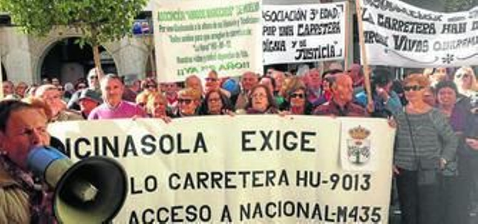 Vecinos de Encinasola exigen ante las puertas de la Diputación el arreglo de la HU-9103.