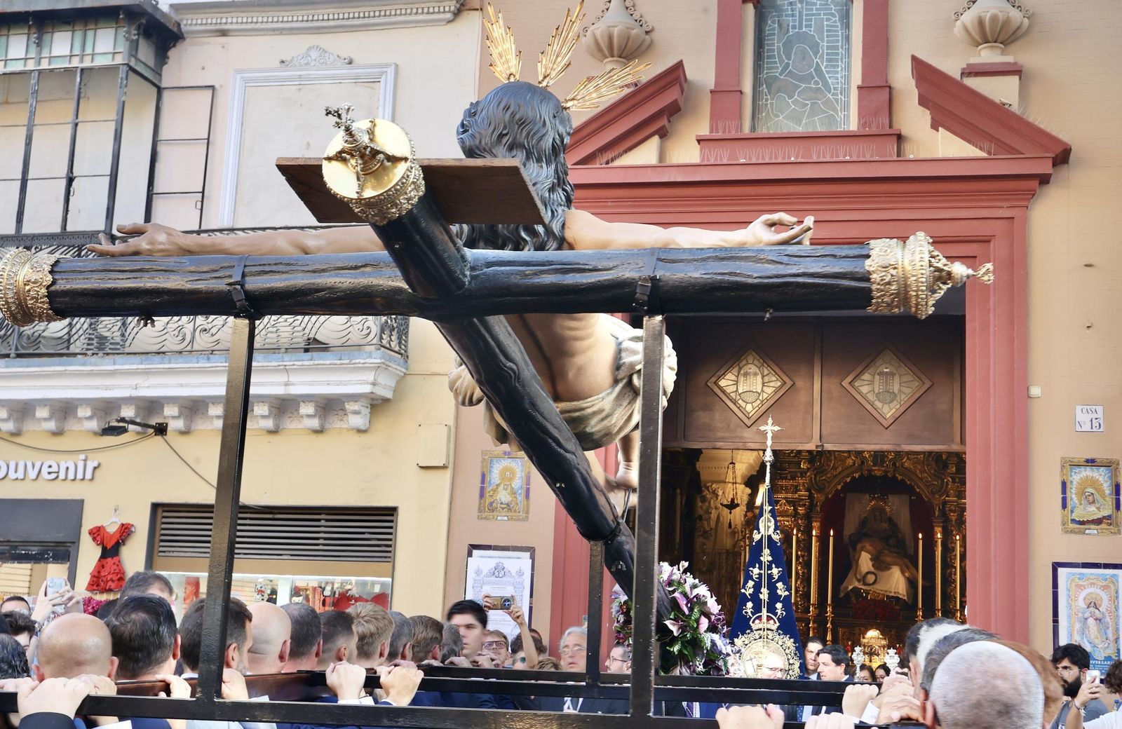 En imágenes, el traslado de los titulares de Las Aguas a la iglesia de San Jacinto