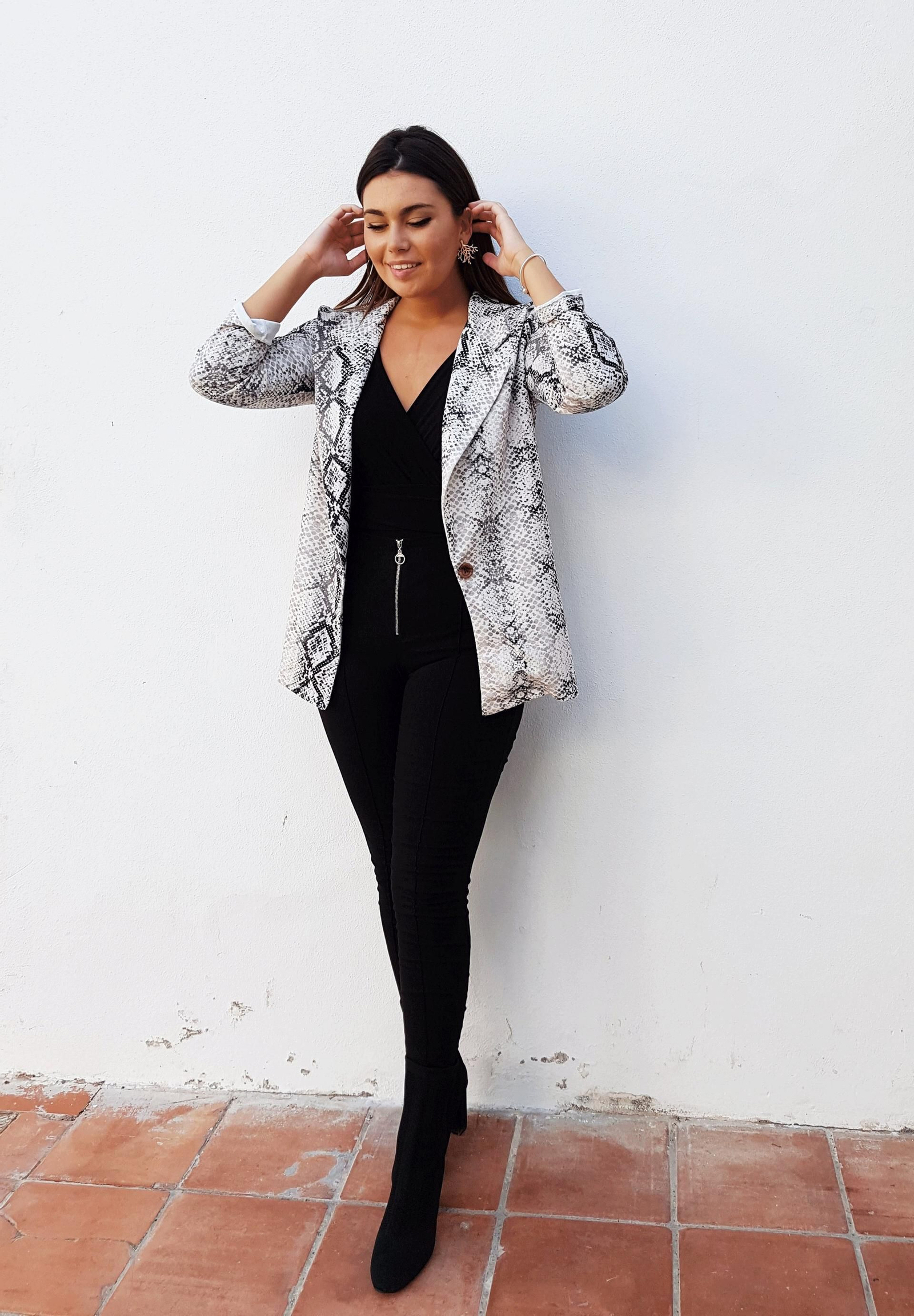 Un 'blazer' con un elegante modelo negro, ideal para la cena romántica.