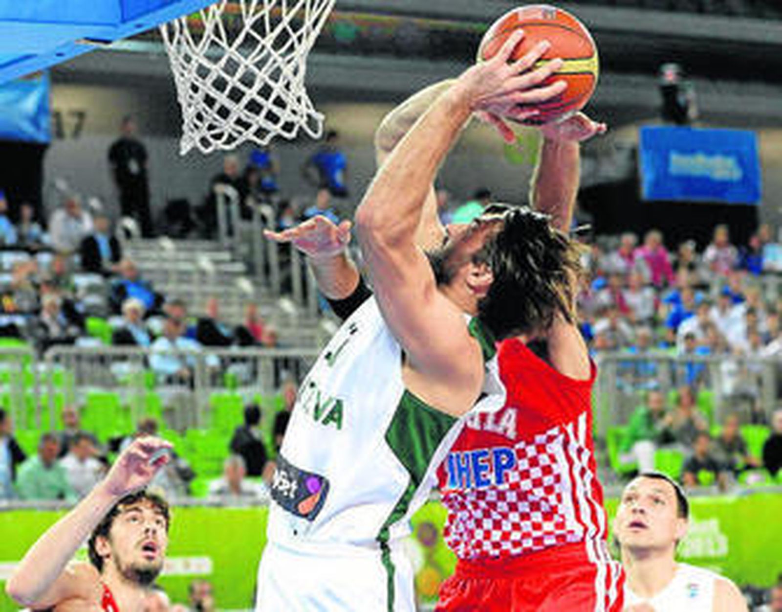 El lituano Kleiza intenta anotar debajo del aro croata.