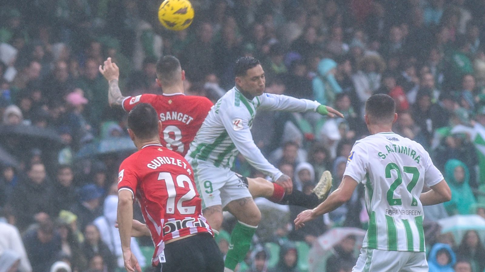 Chimy Ávila disputa un balón aéreo con Sancet.
