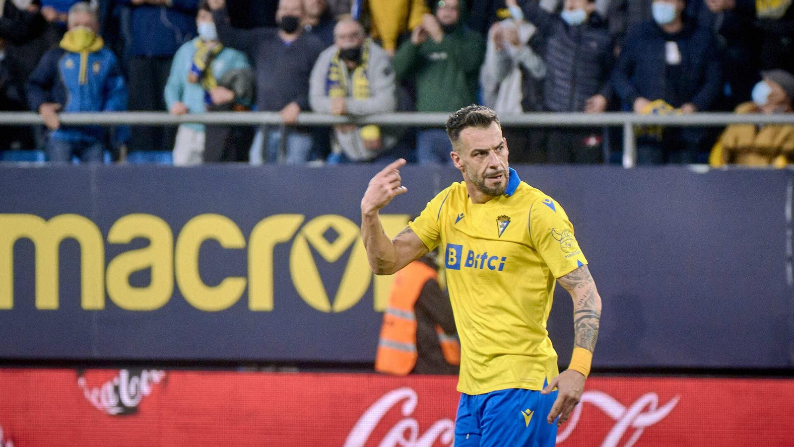 Partido de fútbol entre el Cádiz CF y el Getafe CF.