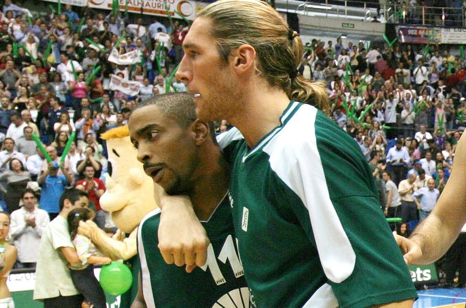 Walter Herrmann abraza a Bullock para celebrar una victoria.
