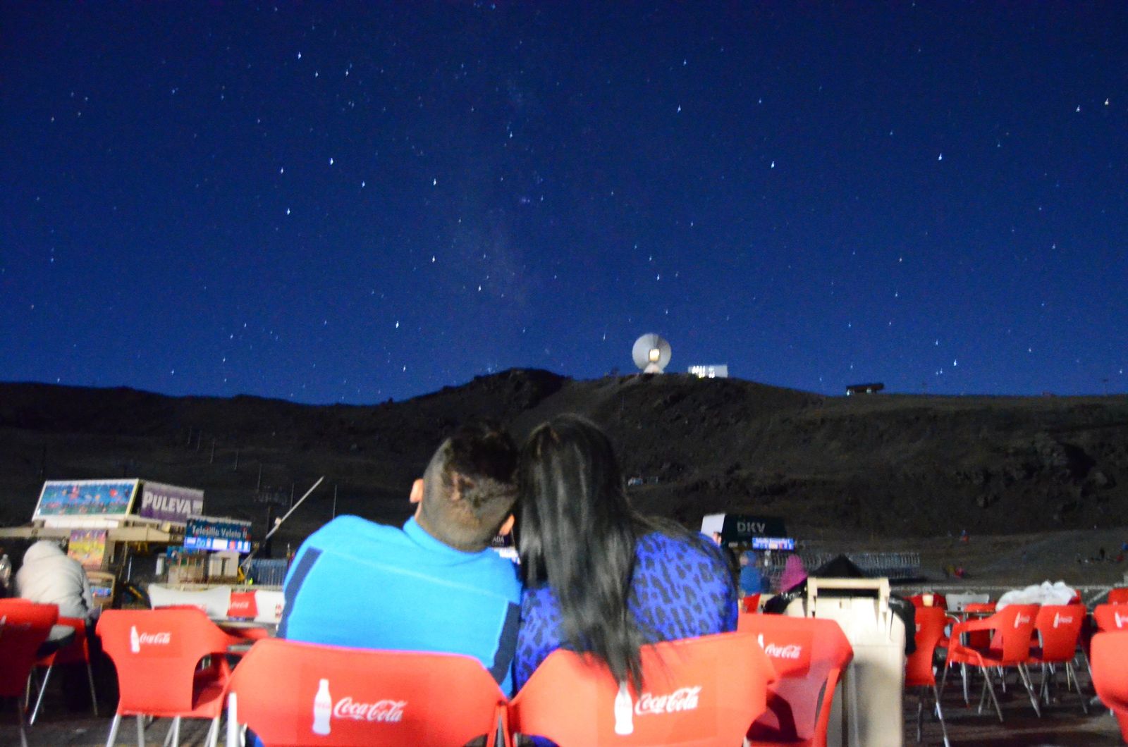 Una pareja contempla las estrellas en un mirador granadino.