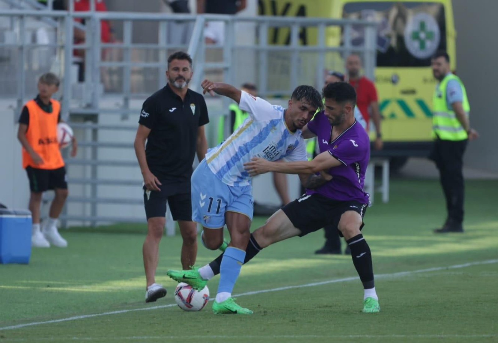 Las mejores fotos del ambiente en el Municipal de La Línea para el Málaga - Córdoba CF