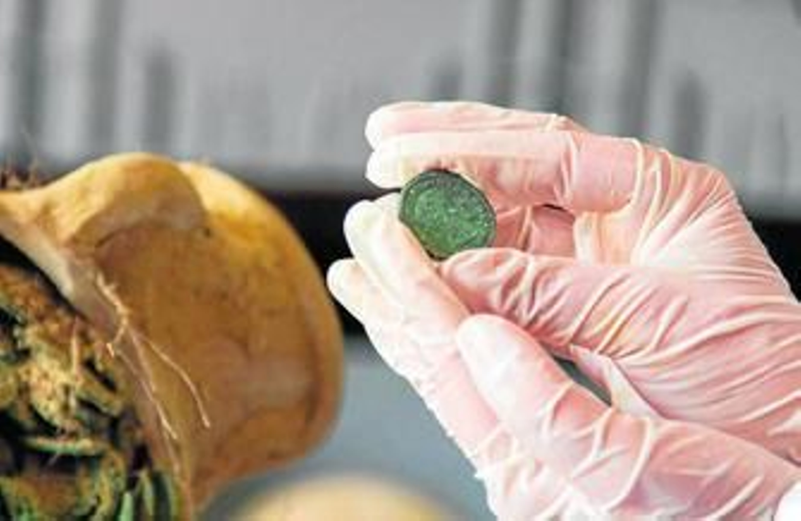 Una de las monedas halladas en ánforas, que fueron trasladadas al Museo Arqueológico para su estudio e inventariado.