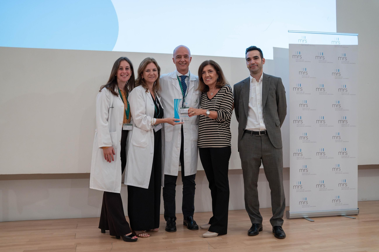 Responsables del Reina Sofía y dirigentes institucionales recogen la distinción.