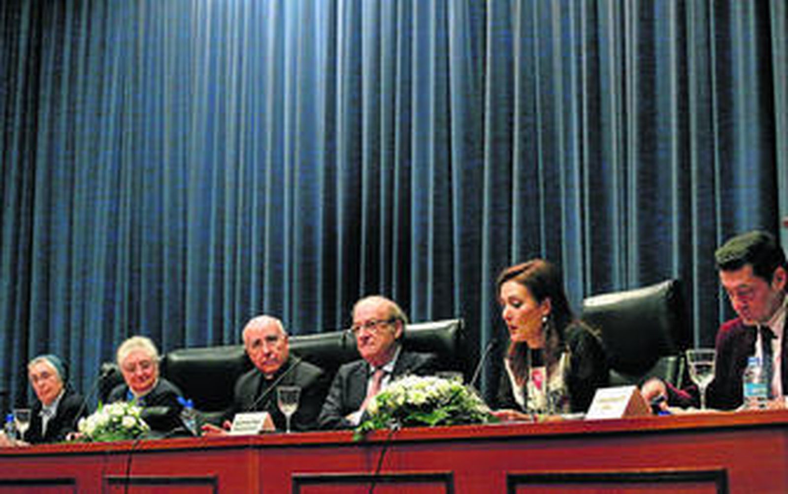 El obispo, José Vilaplana, y el alcalde, Pedro Rodríguez, presidieron el acto inaugural del centenario del colegio.