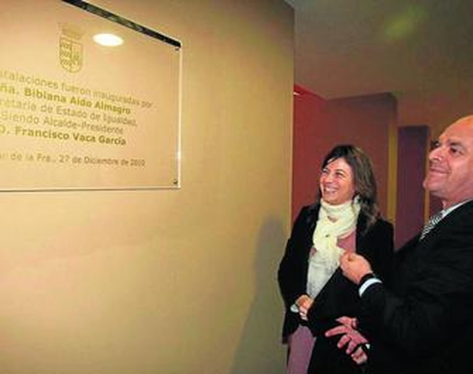 Aído y Vaca contemplan la placa inaugural del nuevo Patio Andaluz Federico García Lorca, ayer por la tarde.
