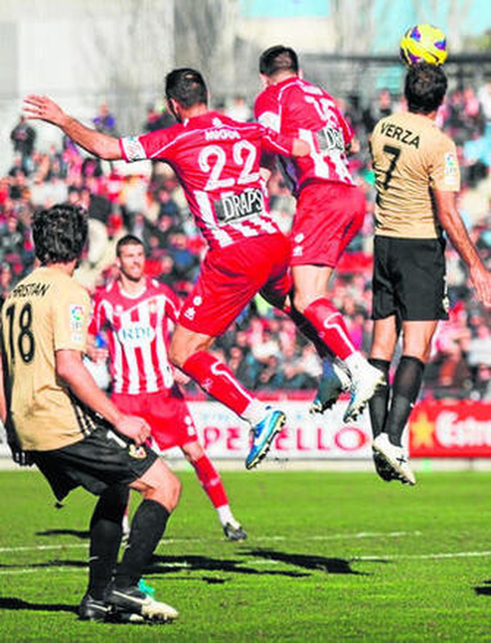 Verza salta con dos rivales ante la atenta mirada de Christian.