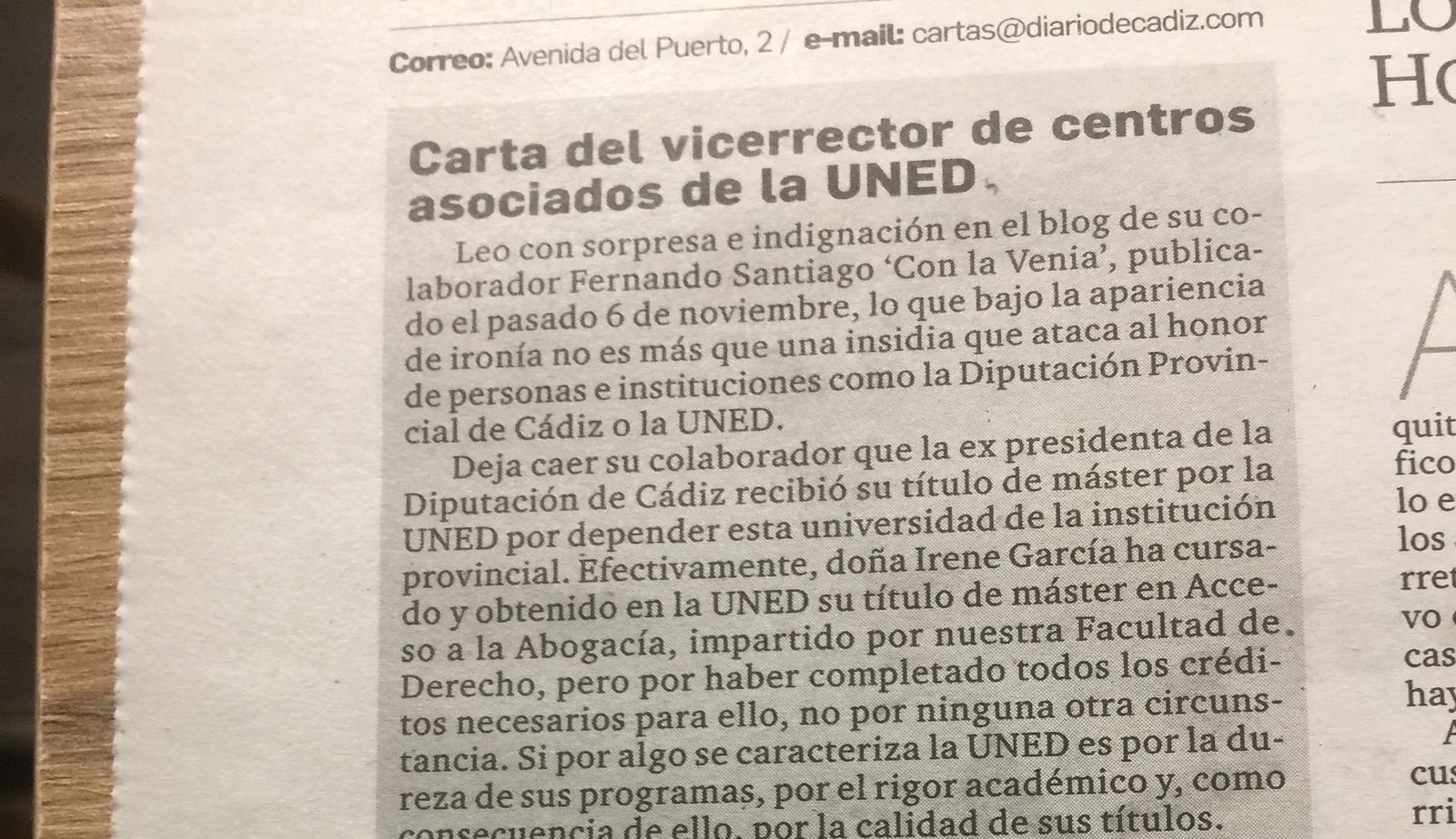Irene García tira la piedra y esconde la mano