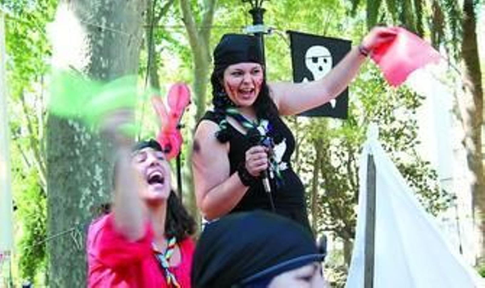 Las jóvenes piratas dirigen el juego desde lo alto de un viejo barco.