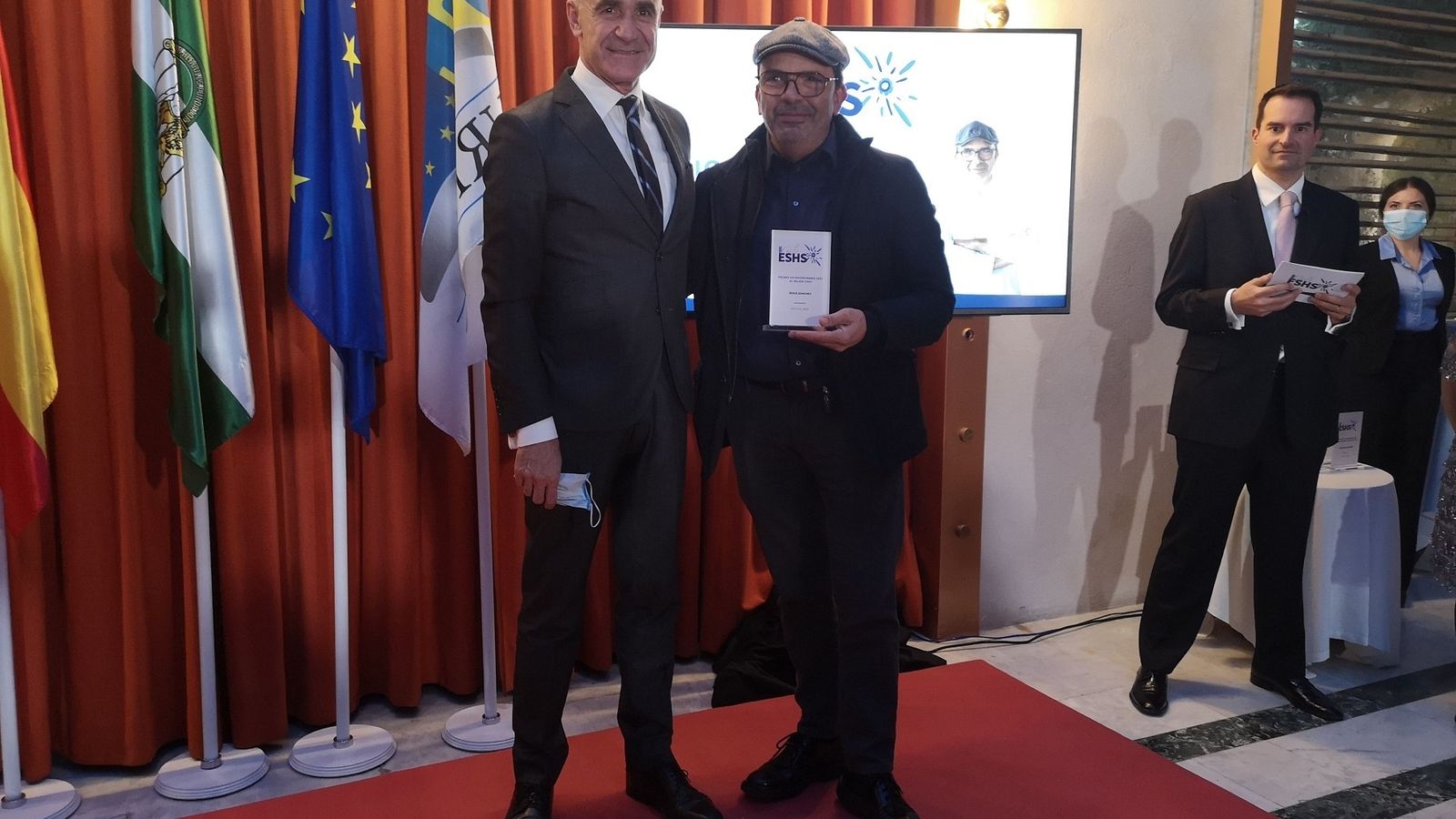 Antonio Muñoz ha hecho entrega del galardón al mejor chef a Jesús Sánchez, del restaurante Cenador de Amós.