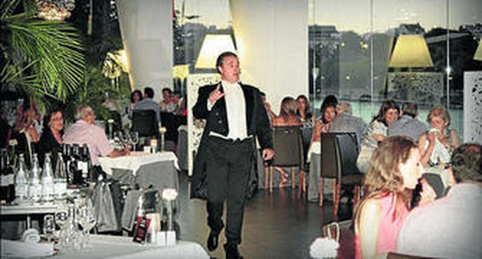 Escena de una cena lírica anterior en Abades Triana.