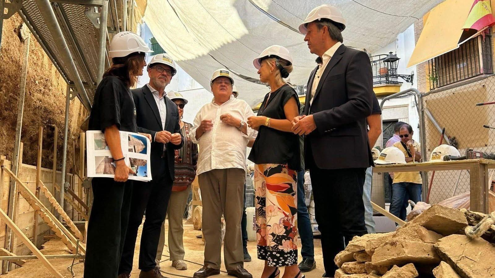 Visita institucional a la muralla BIC de Andújar.