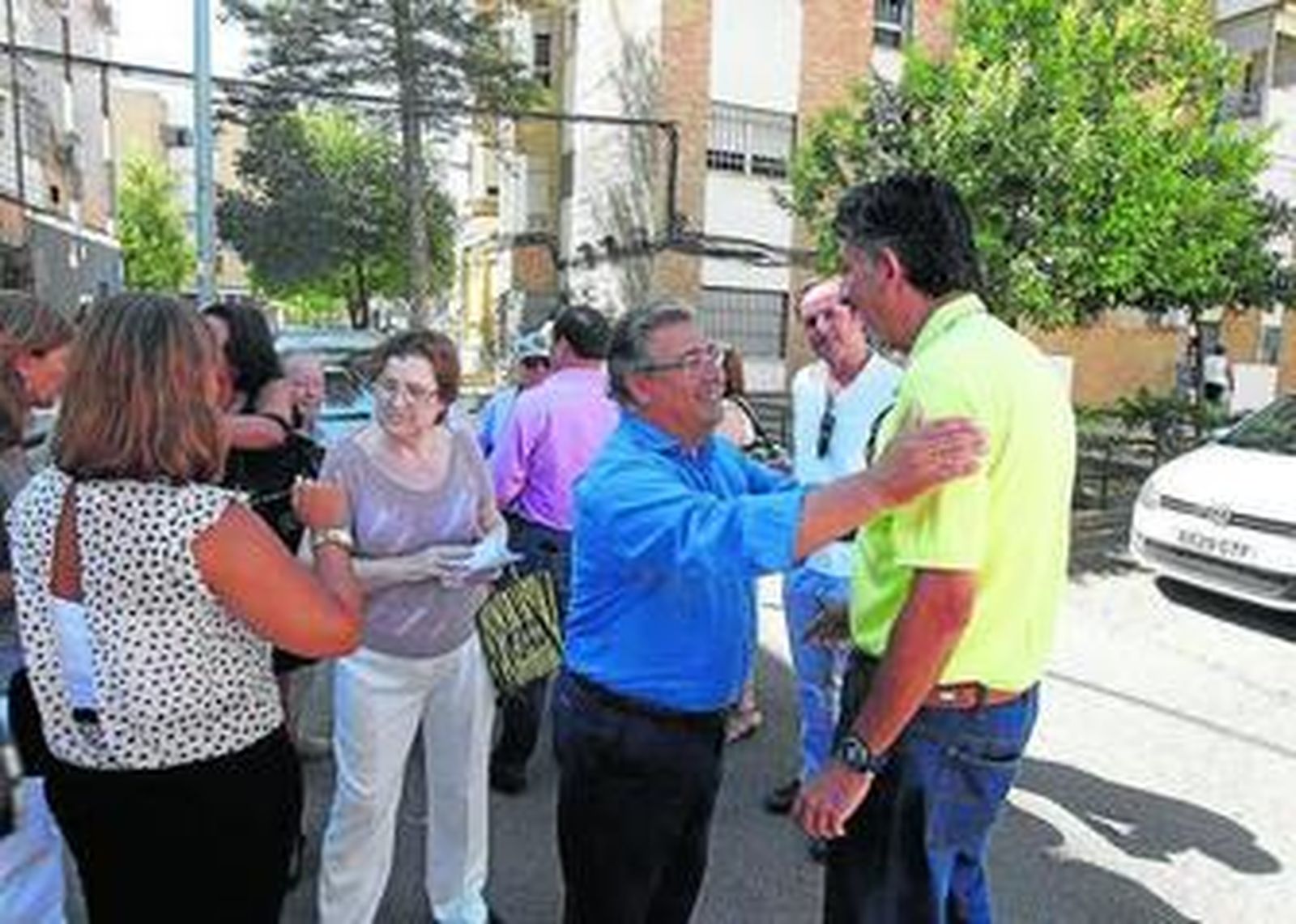 El alcalde saluda a los vecinos de la barriada de San Carlos durante su visita