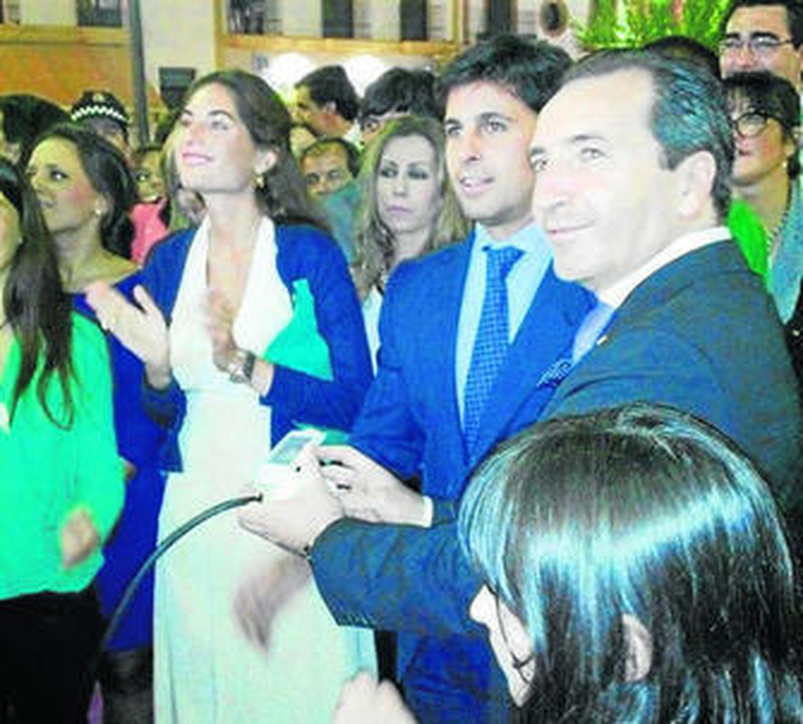 Fran Rivera y su esposa, junto al alcalde de Almonte.