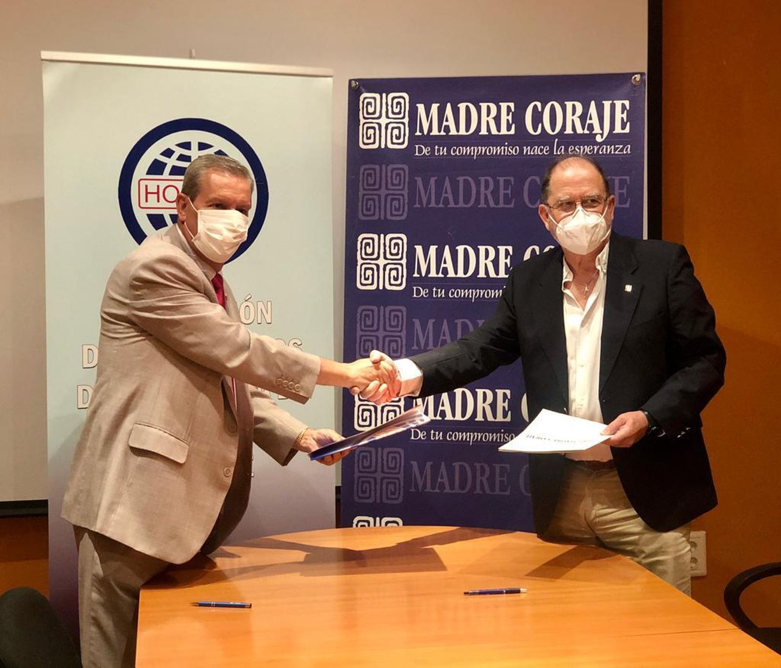 Los presidentes de Horeca y Madre Coraje durante la firma del convenio.
