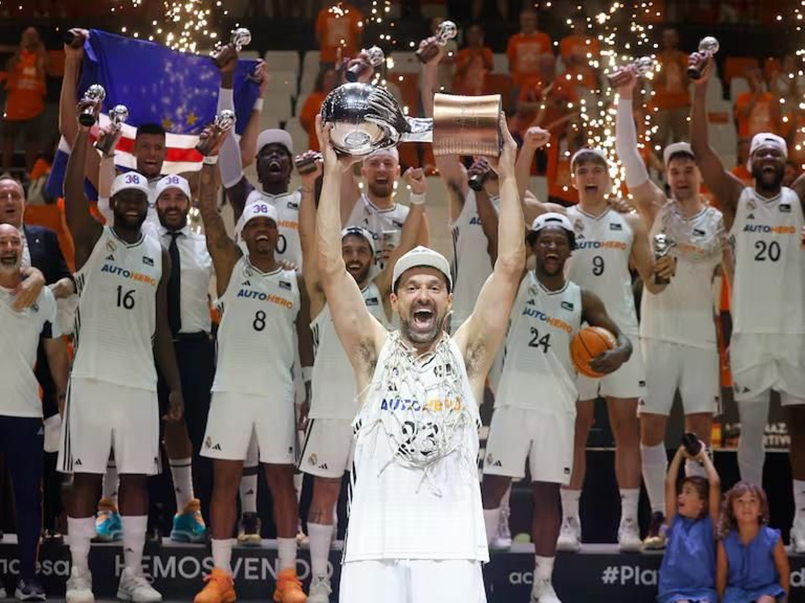 Sergio Llull levanta el trofeo que acredita al Real Madrid como campeón de la última temporada de la Liga Endesa.