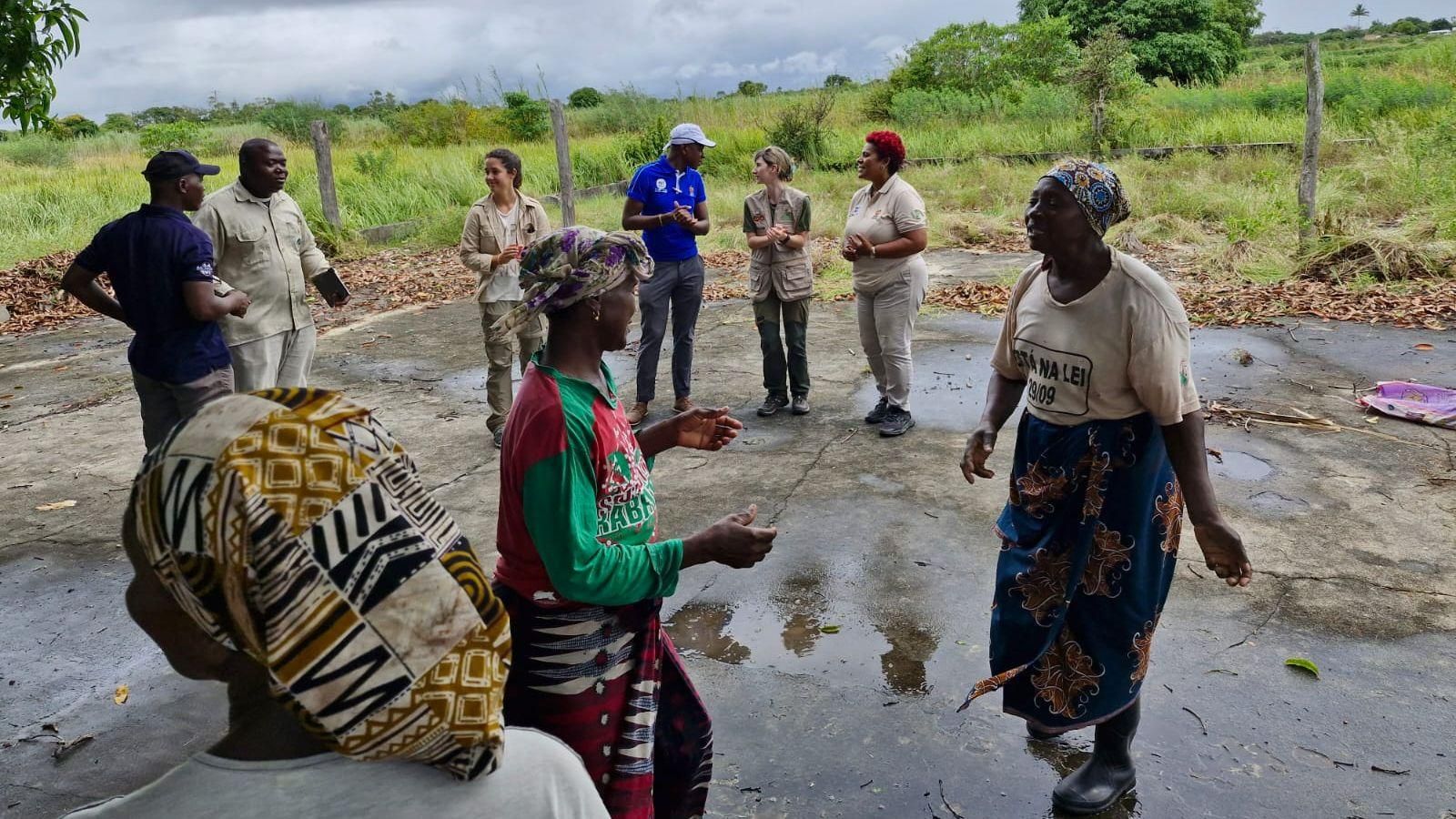 Carolina Santos y sus compañeros charlan entre ellos.