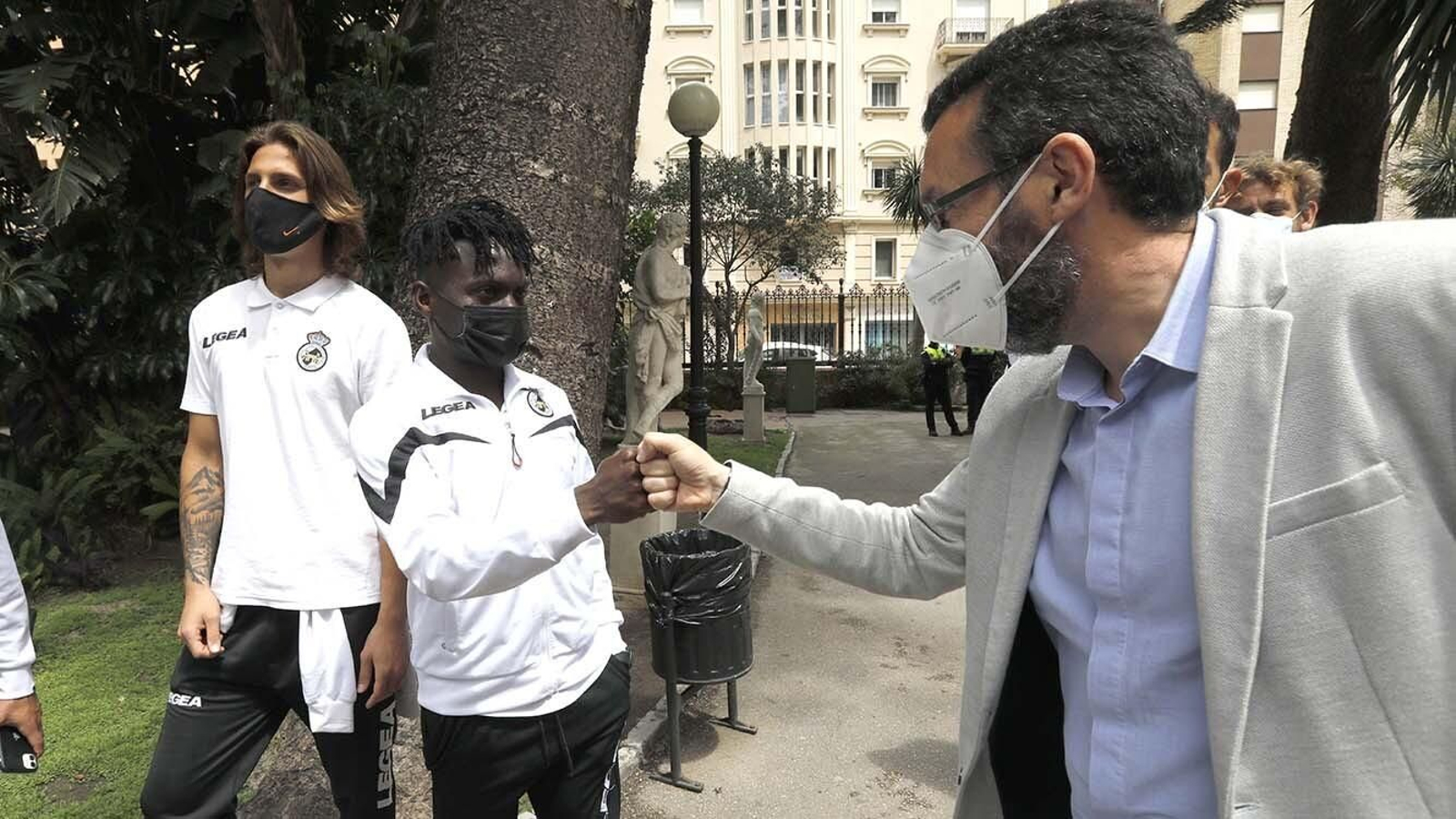 Las fotos de la recepción del Ayuntamiento de la Línea a la Balona  por su ascenso a Primera RFEF