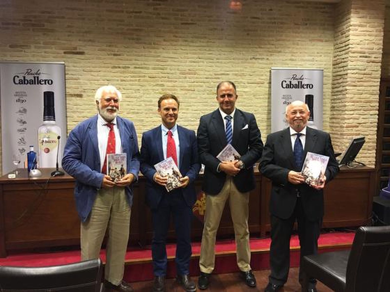 El autor de la obra, Eduardo Garrigues, con el alcalde de El Puerto de Santa María, David de la Encina, Luis Caballero y Enrique García-Agulló.  Foto: Ignacio Casas de Ciria